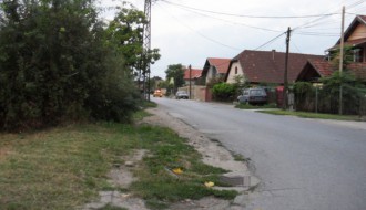 Kontejneri na trotoaru (Ulica Lasla Sekerša)