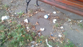 Prljavština u "parku" Opšte Bolnice