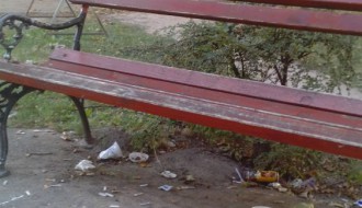 Prljavština u "parku" Opšte Bolnice