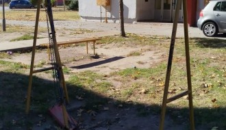 Oštećena ljuljaška na igralištu (Karađorđev put 89a)