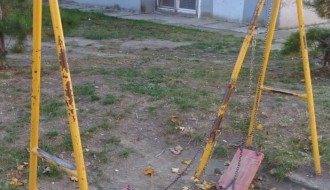 Oštećena ljuljaška na igralištu (Karađorđev put 89a)