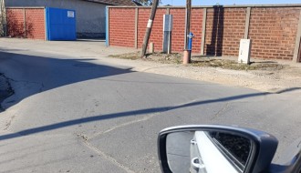 Oštećenje puta na početku ulice Bore Stankovića kod broja 35