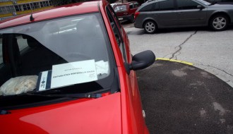 Parkiranje ispred zgrade Nove opštine