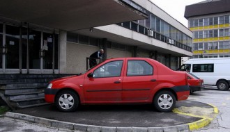 Parkiranje ispred zgrade Nove opštine