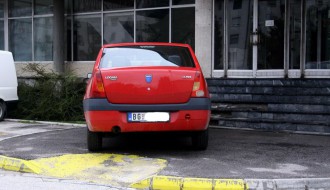 Parkiranje ispred zgrade Nove opštine