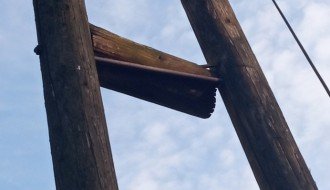 Trula bandera nagnuta nad kućom u Užičkoj ulici