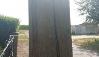 Trula bandera nagnuta nad kućom u Užičkoj ulici