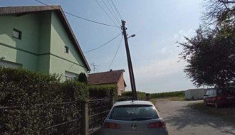 Trula bandera nagnuta nad kućom u Užičkoj ulici