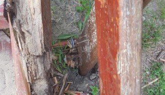 Rukohvat i krov na toboganu na dečjem igralištu u Dudovoj šumi