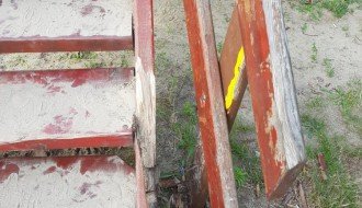 Rukohvat i krov na toboganu na dečjem igralištu u Dudovoj šumi