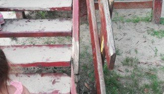 Rukohvat i krov na toboganu na dečjem igralištu u Dudovoj šumi