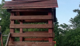 Rukohvat i krov na toboganu na dečjem igralištu u Dudovoj šumi