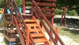 Rukohvat i krov na toboganu na dečjem igralištu u Dudovoj šumi