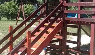 Rukohvat i krov na toboganu na dečjem igralištu u Dudovoj šumi