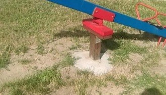 Rukohvat i krov na toboganu na dečjem igralištu u Dudovoj šumi