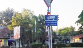 Tabla zaklonila semafor u Ulici Đorđa Natoševića