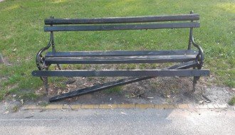 Oštećena klupa i nesigurne sprave za vežbanje u Dudovoj šumi