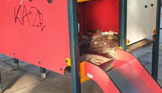 Izmet na dečjem igralistu u centru grada