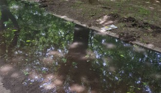 Žabokrečina i smrad na parkingu