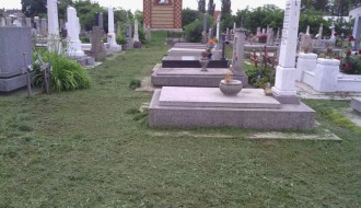 Košenje trave na Bajskom groblju