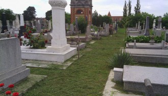 Košenje trave na Bajskom groblju