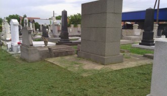 Košenje trave na Bajskom groblju