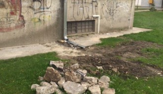 Rupa posle vodovodarskih radova stoji otvorena više od mesec i po dana (Karađorđev put)
