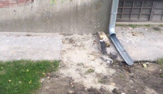 Rupa posle vodovodarskih radova stoji otvorena više od mesec i po dana (Karađorđev put)