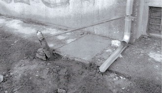 Rupa posle vodovodarskih radova stoji otvorena više od mesec i po dana (Karađorđev put)