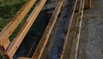 Polivanje klupa u Tokiju nepoznatom tečnošću