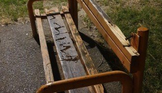 Polivanje klupa u Tokiju nepoznatom tečnošću