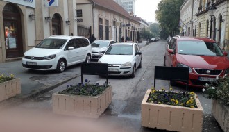 Nepropisno parkirano vozilo stranih tablica danima na trotoaru