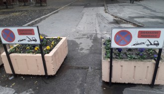 Nepropisno parkirano vozilo stranih tablica danima na trotoaru