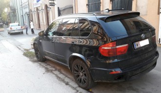 Nepropisno parkirano vozilo stranih tablica danima na trotoaru