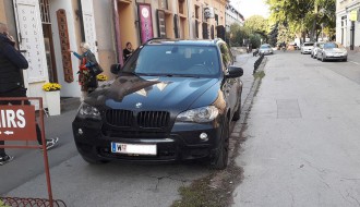 Nepropisno parkirano vozilo stranih tablica danima na trotoaru