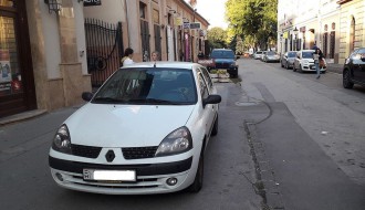 Nepropisno parkirano vozilo stranih tablica danima na trotoaru