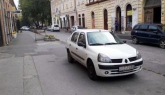 Nepropisno parkirano vozilo stranih tablica danima na trotoaru