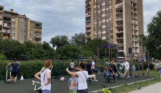 Deca se igraju na spavama za ulično treniranje na Prozivci