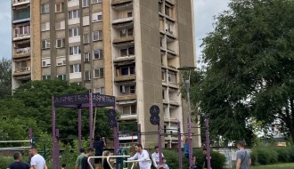 Deca se igraju na spavama za ulično treniranje na Prozivci