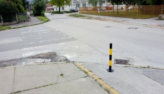 Stub na pešačkoj stazi?