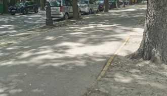 Parkiranje kod dispanzera uprkos zabrani