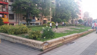 Igranje na baštenski uređenom prostoru na šetalištu na Prozivci