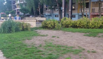 Igranje na baštenski uređenom prostoru na šetalištu na Prozivci