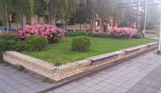 Igranje na baštenski uređenom prostoru na šetalištu na Prozivci