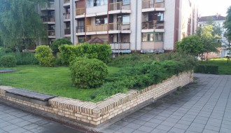 Igranje na baštenski uređenom prostoru na šetalištu na Prozivci