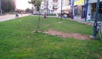 Igranje na baštenski uređenom prostoru na šetalištu na Prozivci