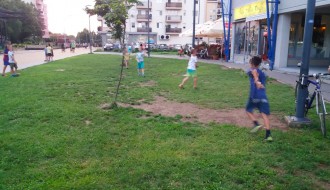 Igranje na baštenski uređenom prostoru na šetalištu na Prozivci