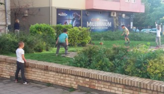 Igranje na baštenski uređenom prostoru na šetalištu na Prozivci