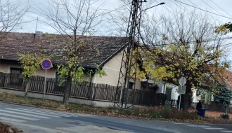 Rupa na uglu ulica Partizanskih Baza i Petrinjske ulice.