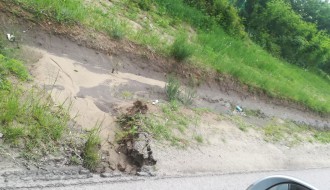 Obilne kiše spiraju pesak ispod asfalta